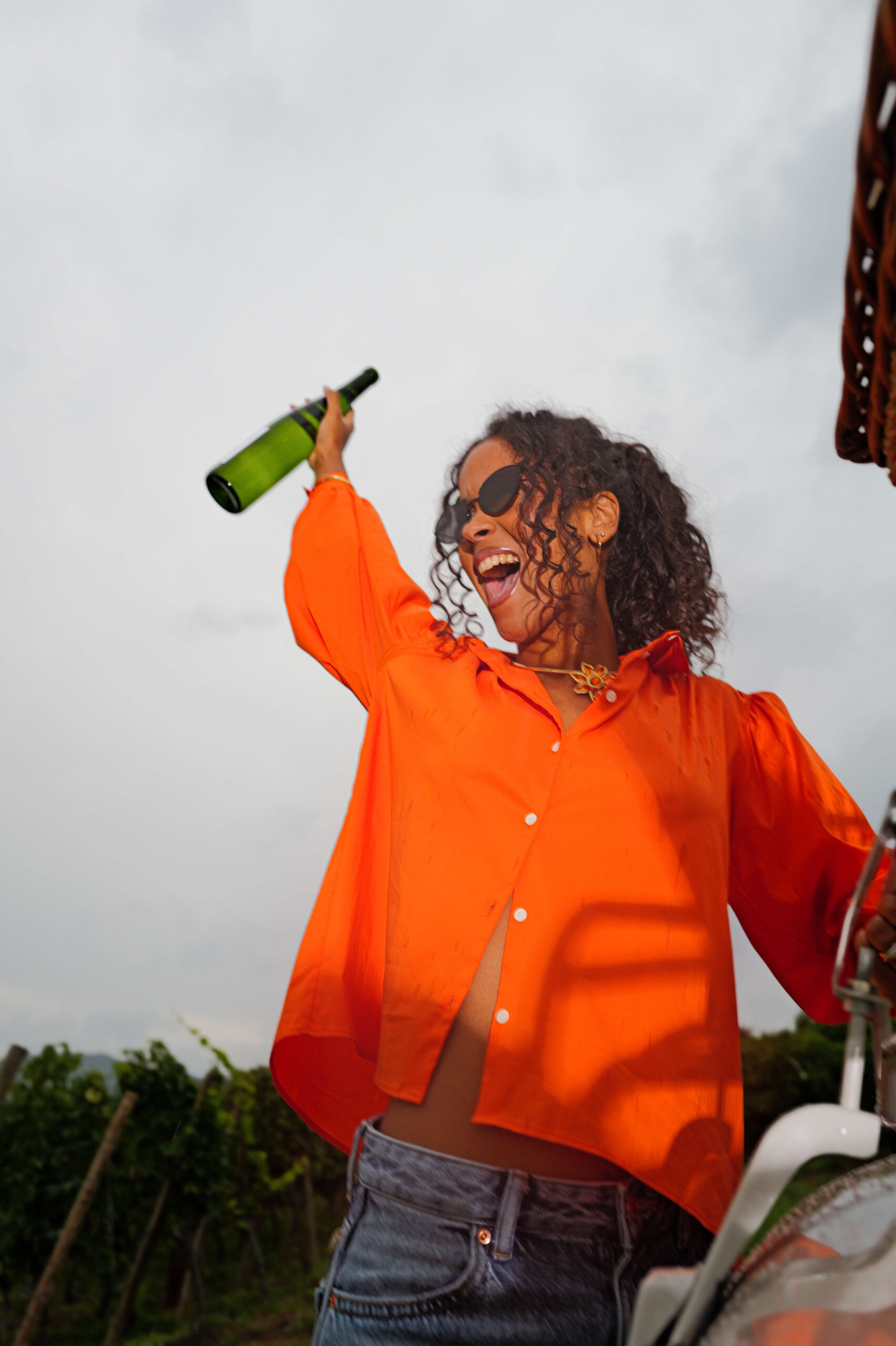 expression de joie avec bouteille à la main - sincérité de la marque arnta